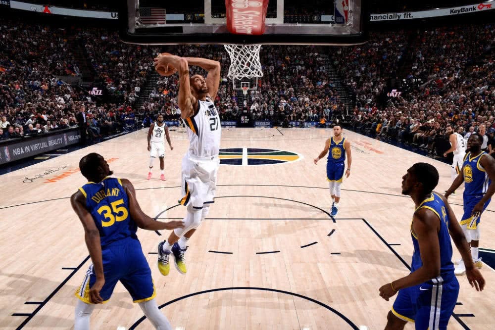 焦点大战：英雄联盟上演巅峰碰撞的简单介绍