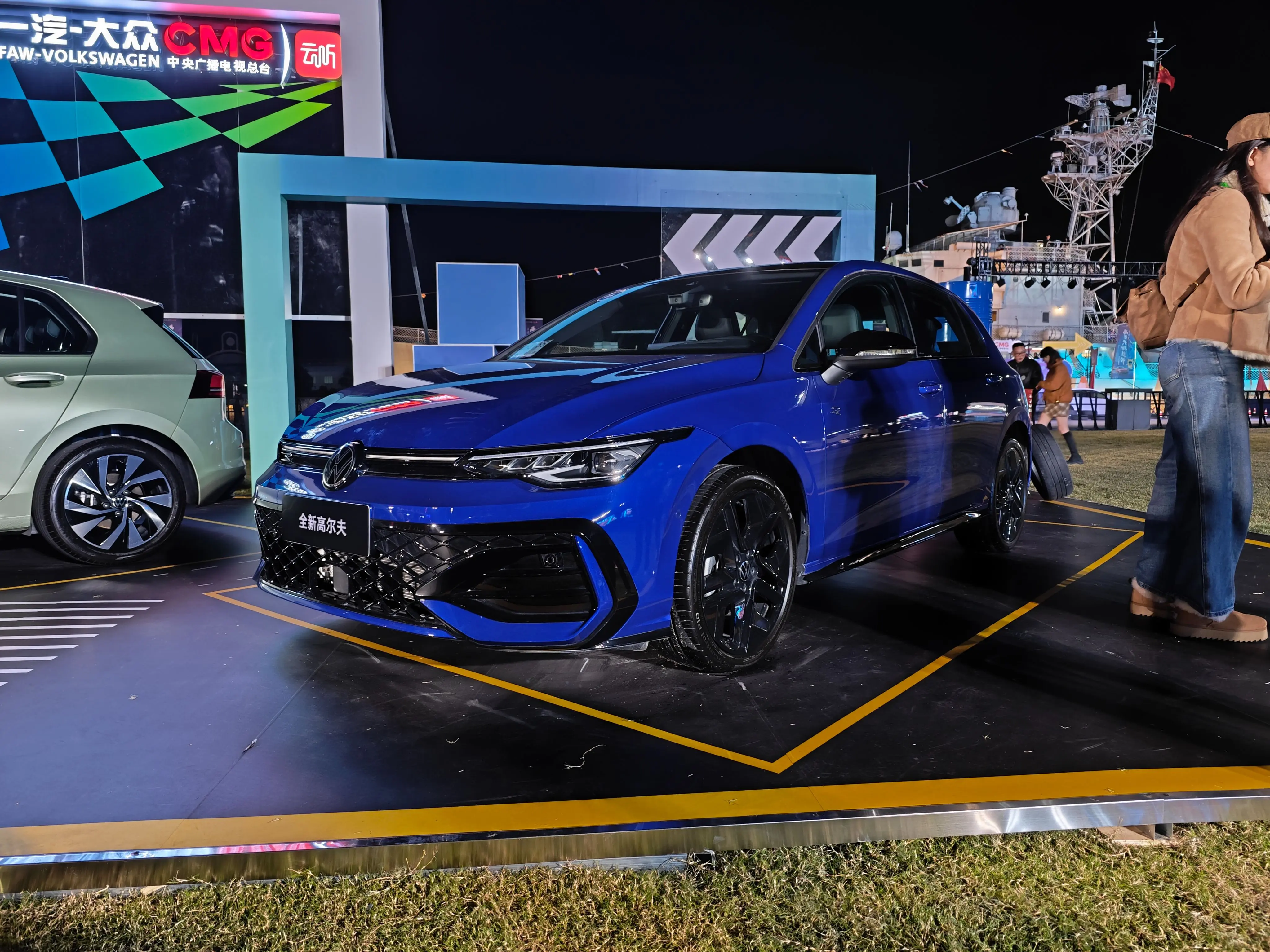 包含高尔夫热度飙升，网友热议不断的词条