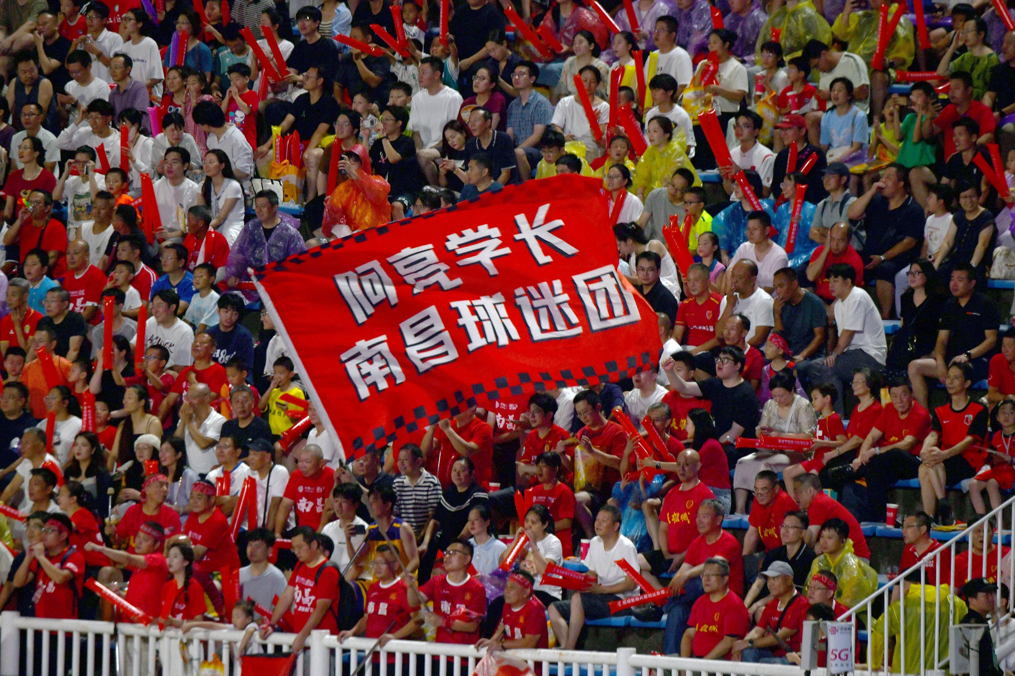 一场经典之战！足球点燃球迷热情