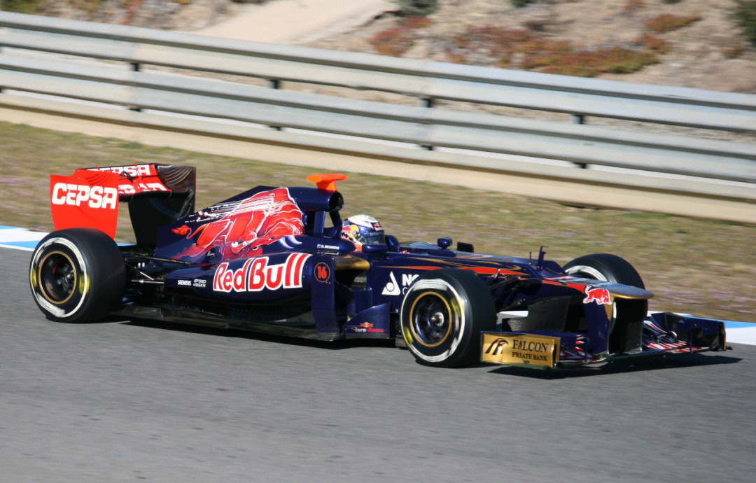 关于哈斯车队逆转红牛车队，汉密尔顿点燃赛场的信息